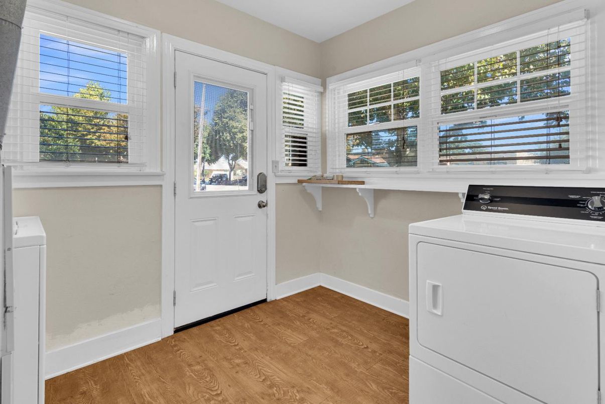 Interior, Washer, Wood Texture Flooring