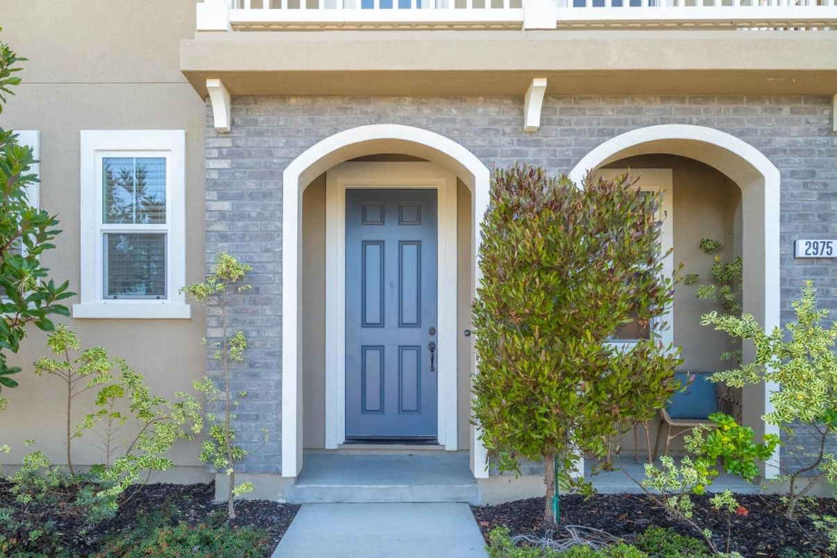 Dining room, Interior, Kitchen, Living room, Pendant Lights, Recessed Lighting, Stainless Steel Appliances, Wood Texture Flooring