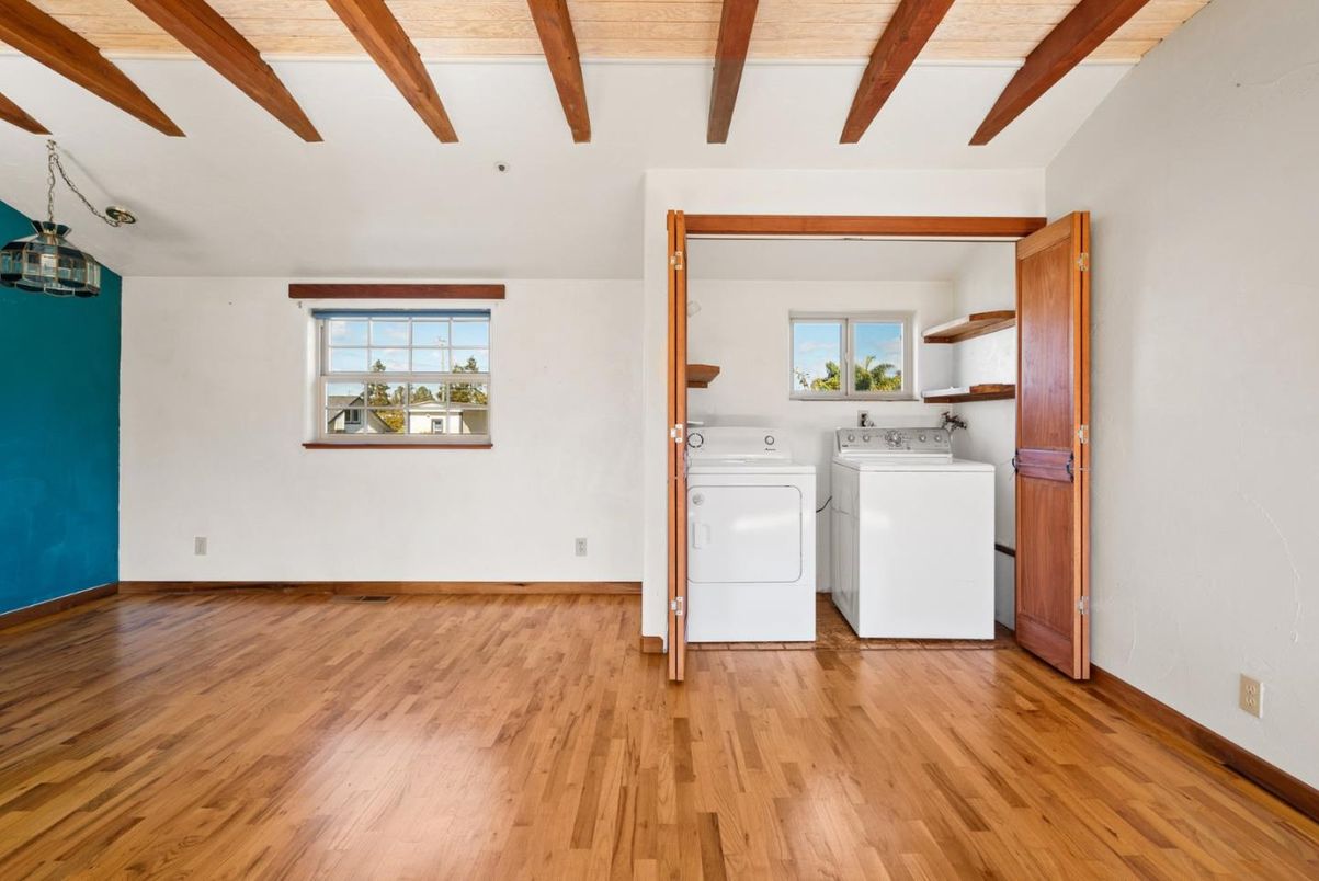 Empty room, Interior, Washer, Wooden Beams, Wood Texture Flooring