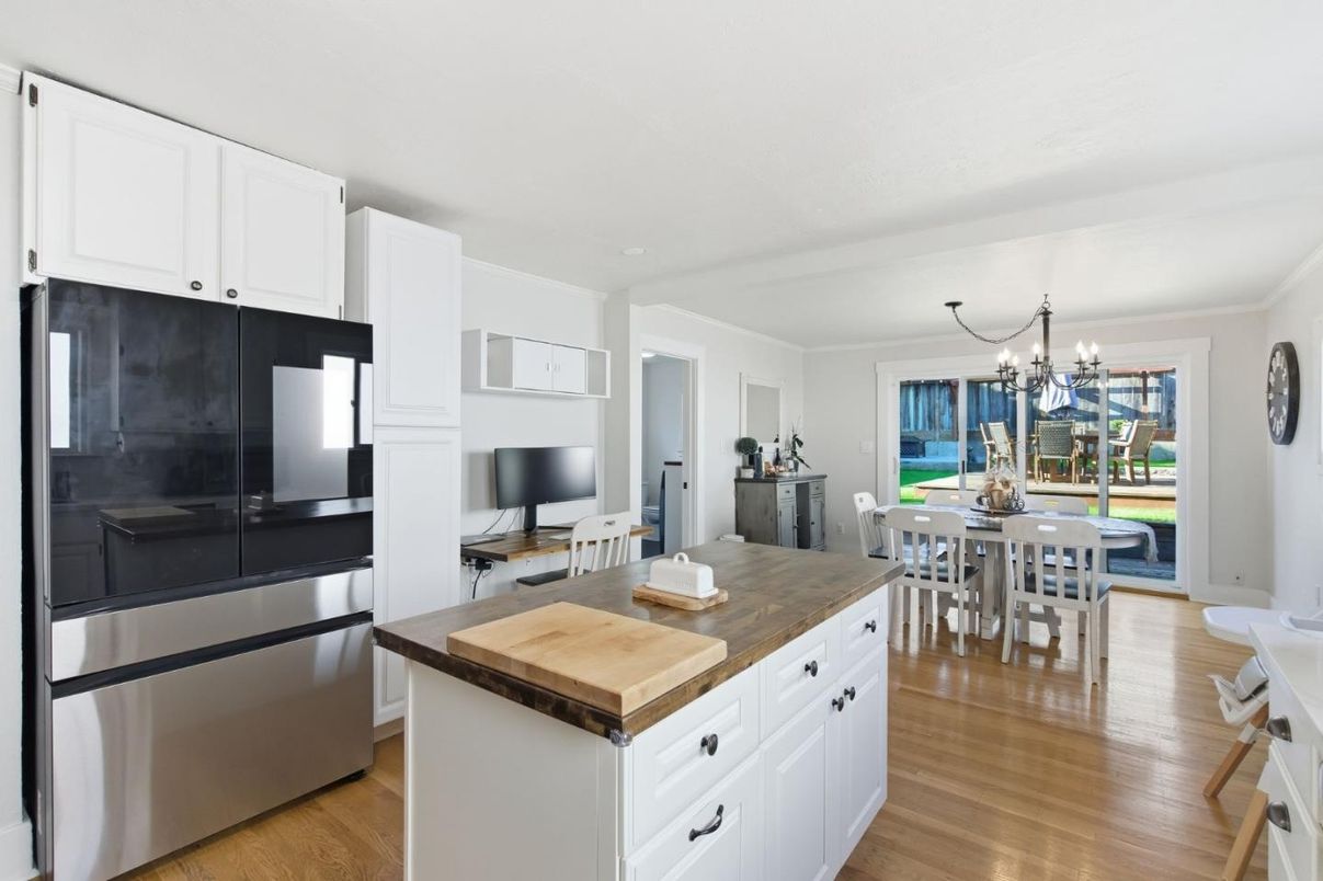 Chandelier, Dining room, Interior, Kitchen, Wood Texture Flooring
