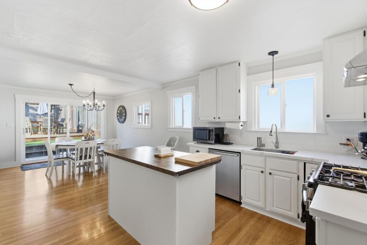 Chandelier, Dining room, Interior, Kitchen, Pendant Lights, Wood Texture Flooring