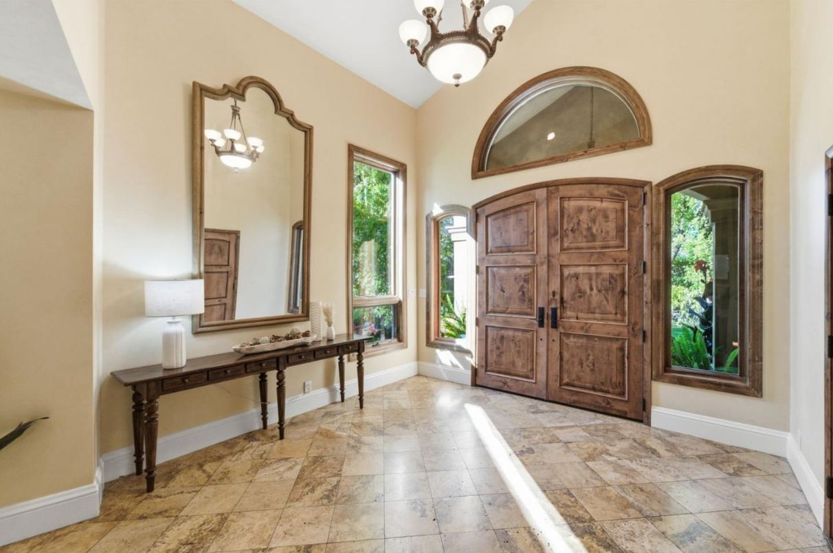 Chandelier, Interior