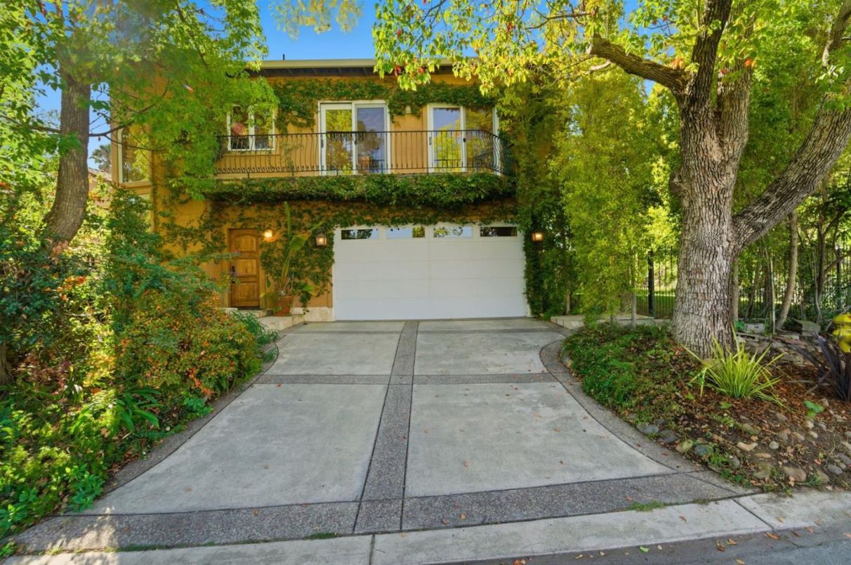 Attached, Exterior, Facade, Modern