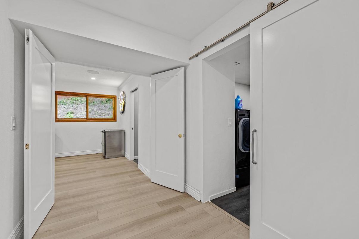 Interior, Utility Closets, Washer, Wood Texture Flooring