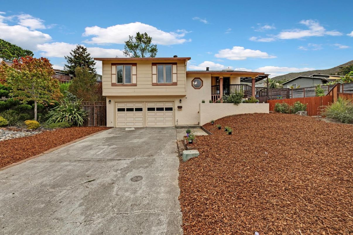 Attached, Exterior, Facade, Raised Ranch