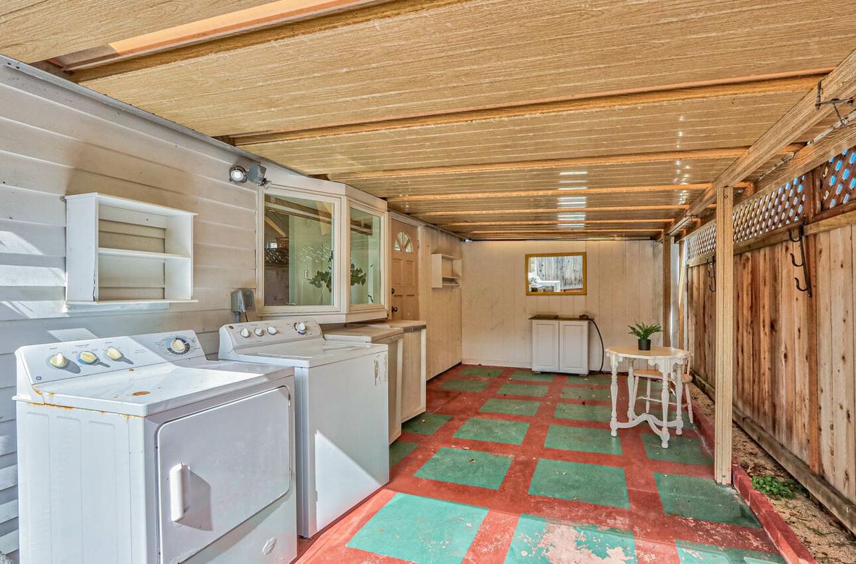 Interior, Washer, Wooden Ceilings, Wooden Walls