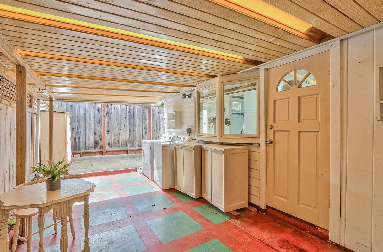 Interior, Washer, Wooden Ceilings, Wooden Walls