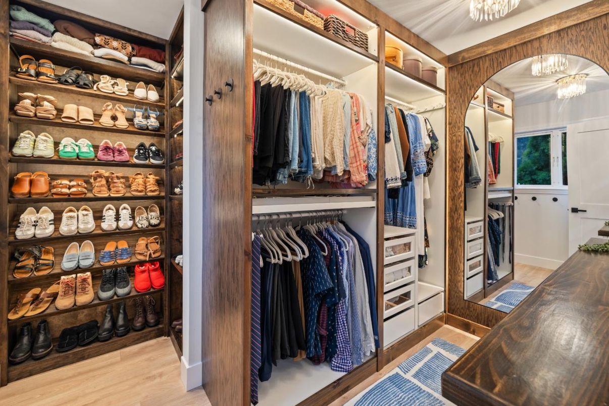 Interior, Walk-in Closets, Wood Texture Flooring