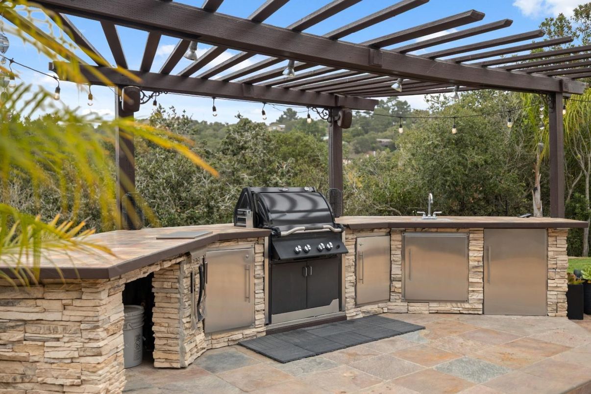 Exterior, Outdoor Kitchen