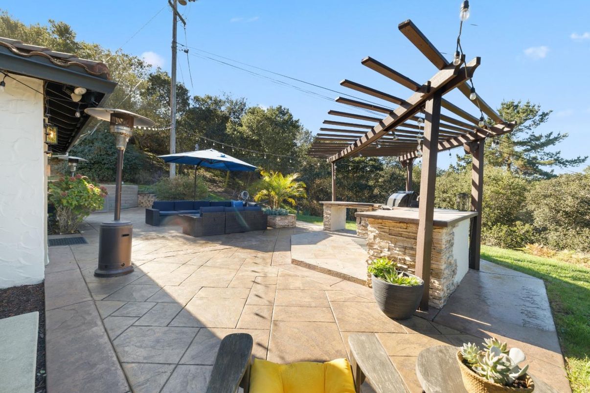 Backyard, Exterior, Outdoor Kitchen