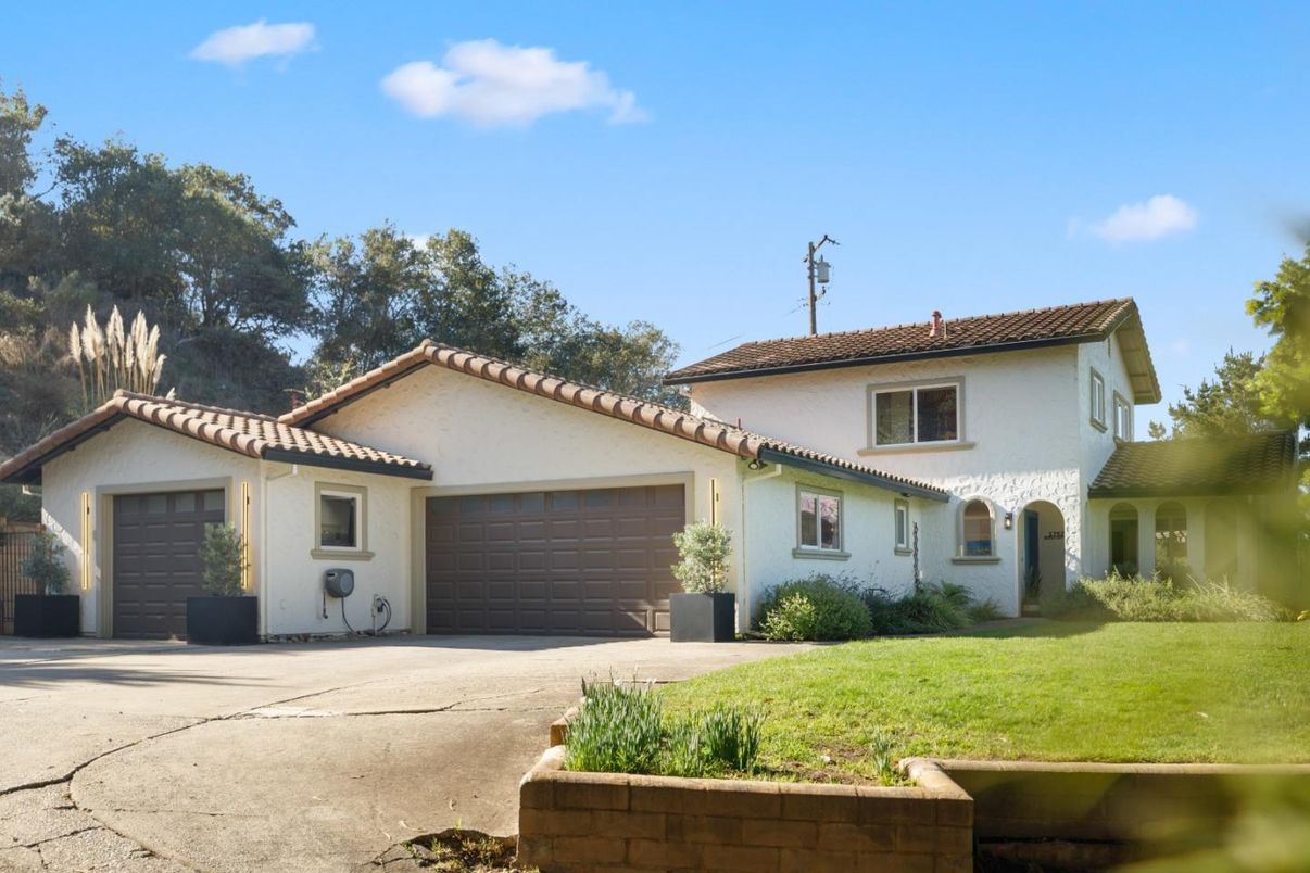 Attached, Exterior, Facade, Spanish Mediterranean