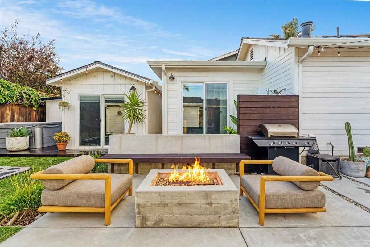 Exterior, Outdoor Kitchen