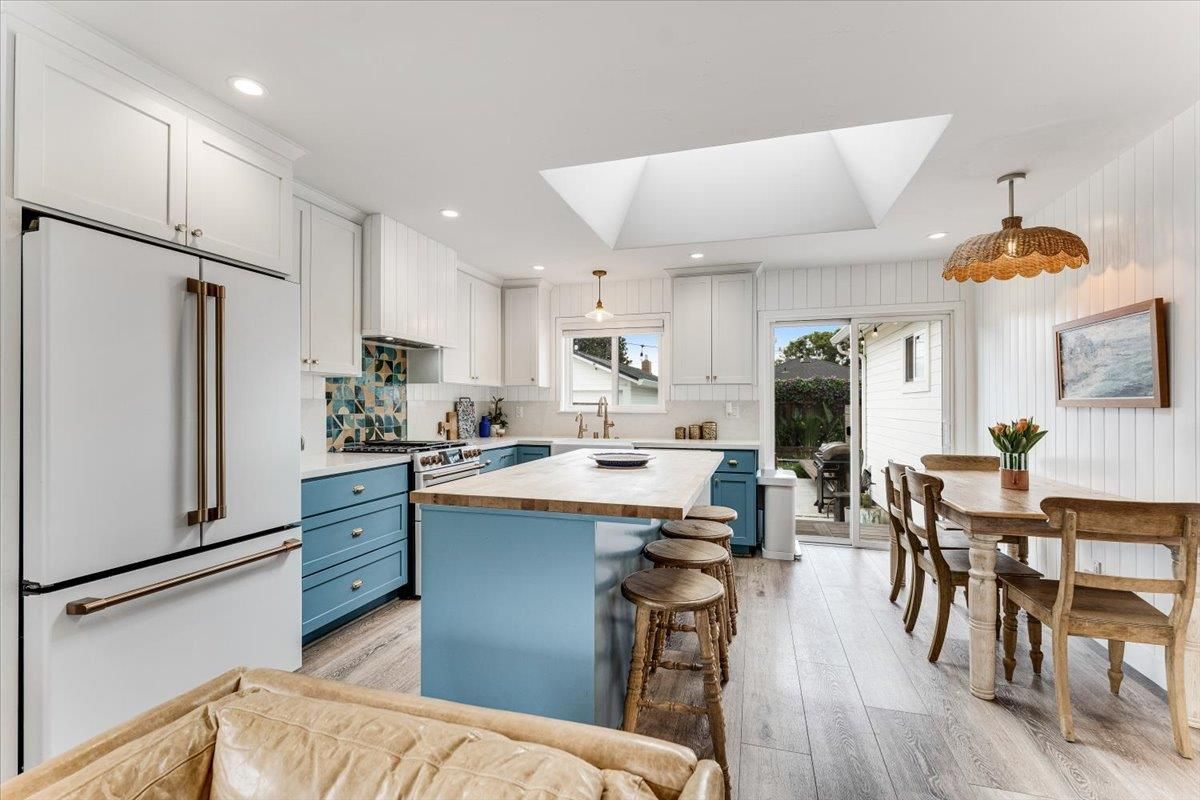 Dining room, Interior, Kitchen, Pendant Lights, Recessed Lighting, Wood Texture Flooring
