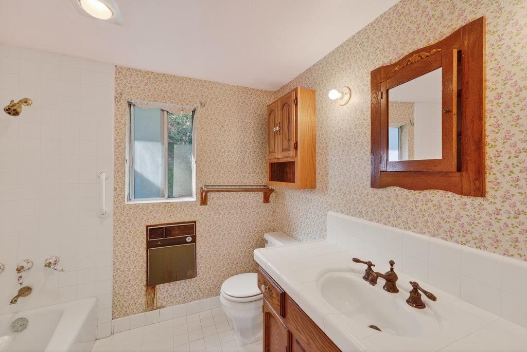 Bathroom, Interior, Tile Countertops