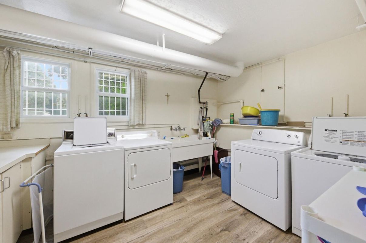 Interior, Washer, Wood Texture Flooring