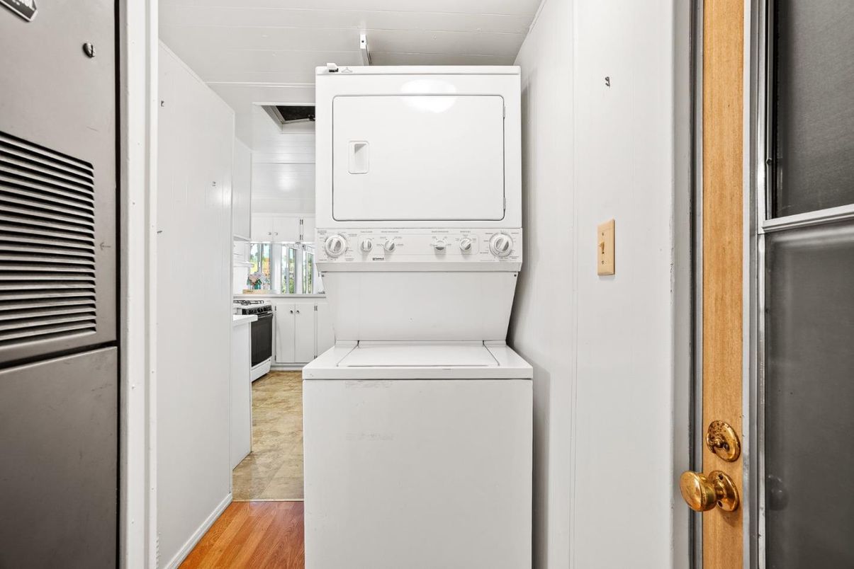 Interior, Utility Closets, Washer, Wood Texture Flooring