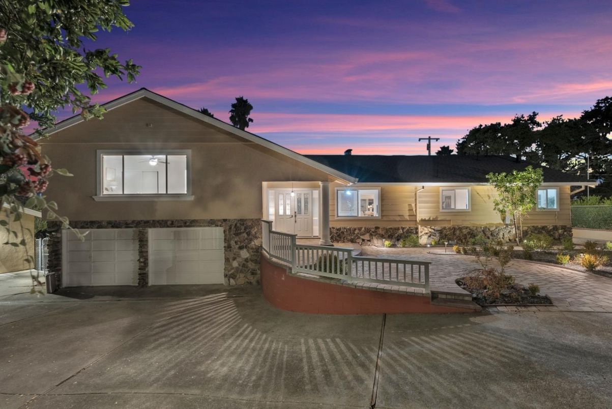 Attached, Exterior, Facade, American Craftsman