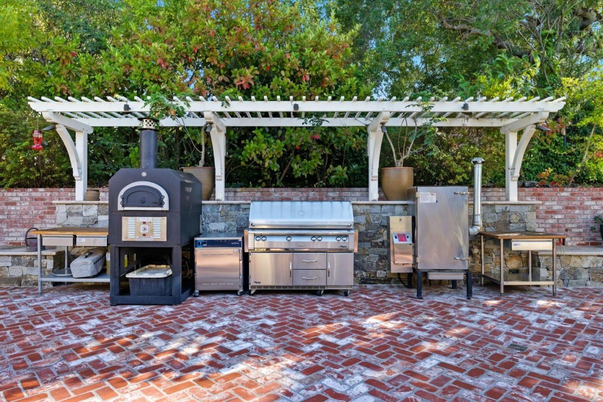Exterior, Outdoor Kitchen
