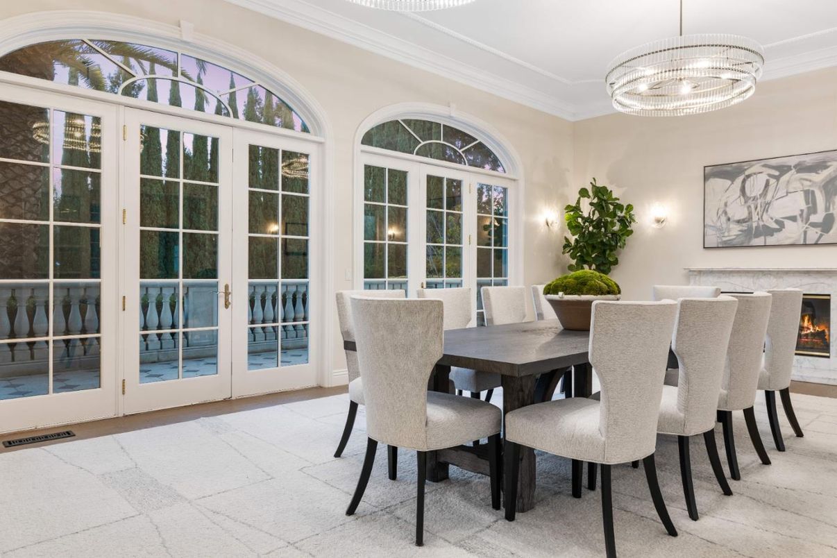Chandelier, Dining room, Fireplace, Interior, Pendant Lights