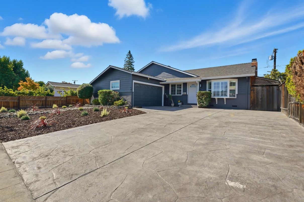 Attached, Exterior, Facade, Ranch