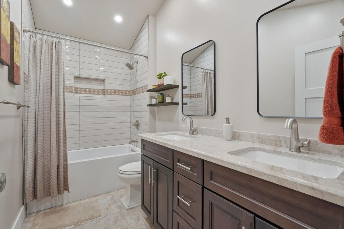 Bathroom, Dual Sink Vanities, Interior, Recessed Lighting