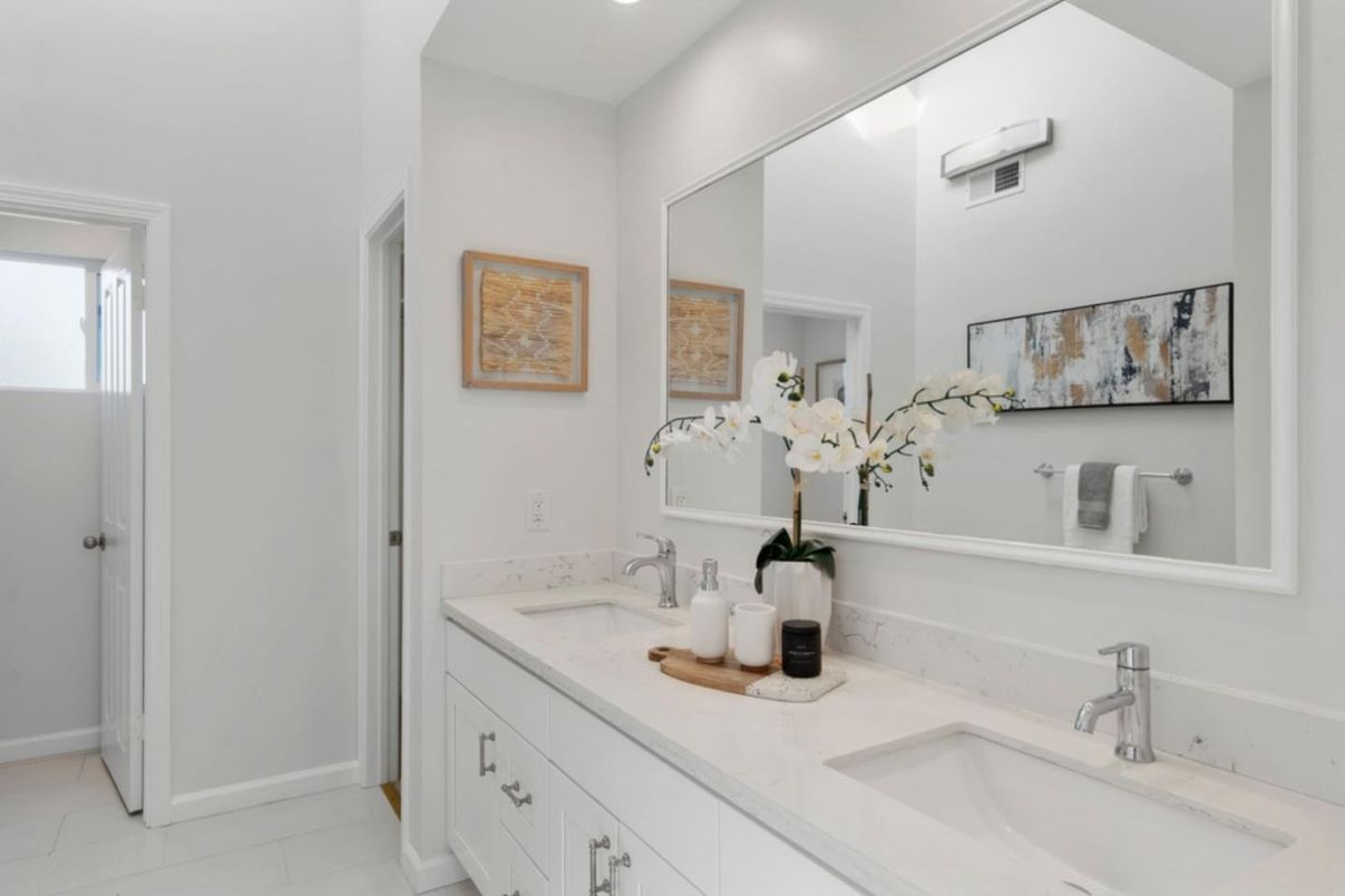 Bathroom, Dual Sink Vanities, Interior, Recessed Lighting