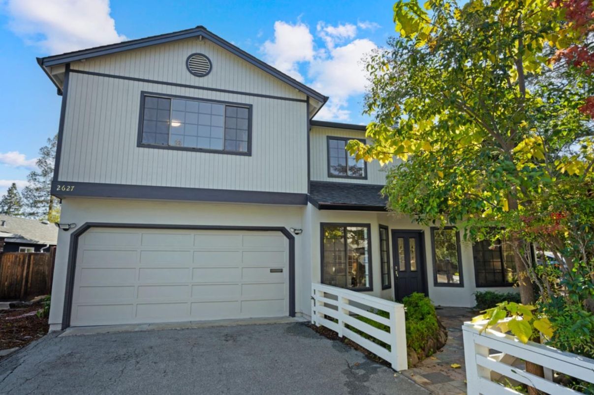 Attached, Exterior, Facade, Farmhouse