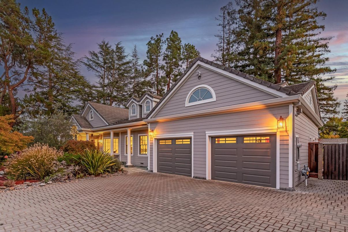 Attached, Exterior, Facade, Ranch