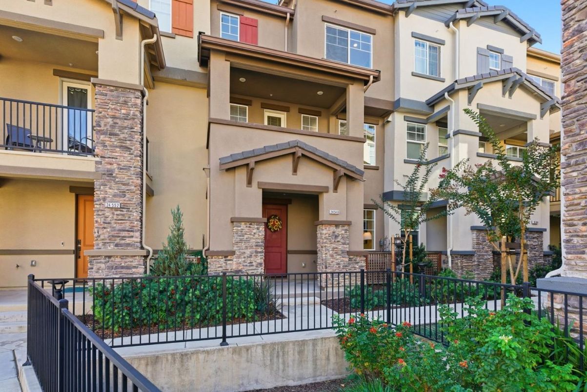 Exterior, Facade, Rowhouse