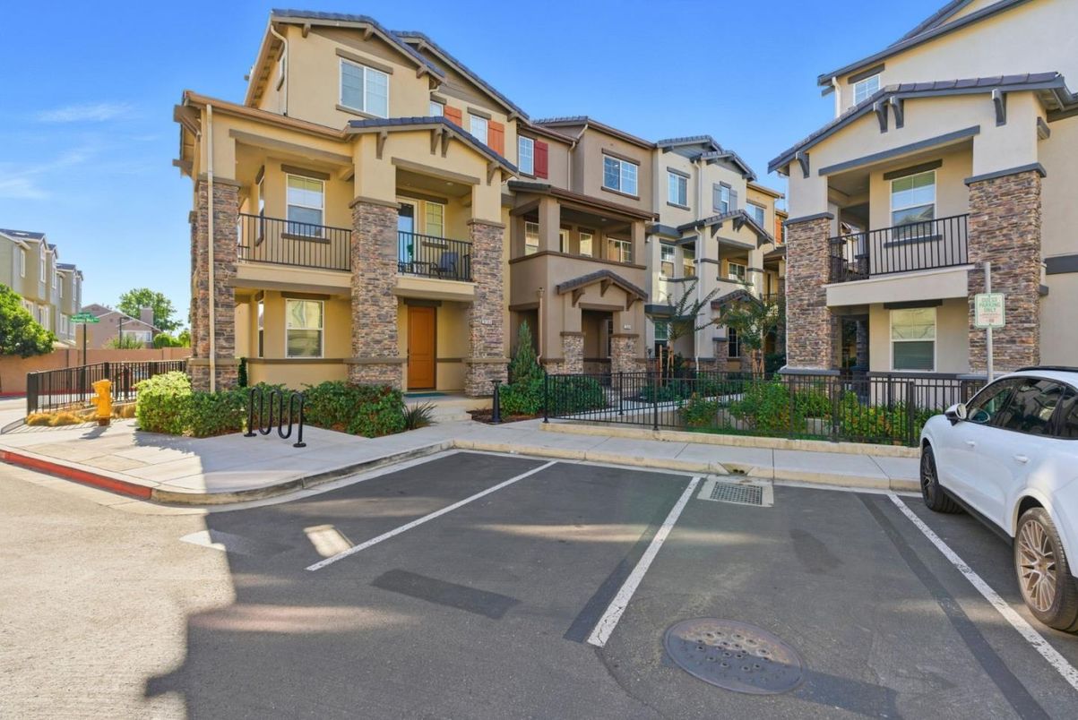 Exterior, Facade, Rowhouse