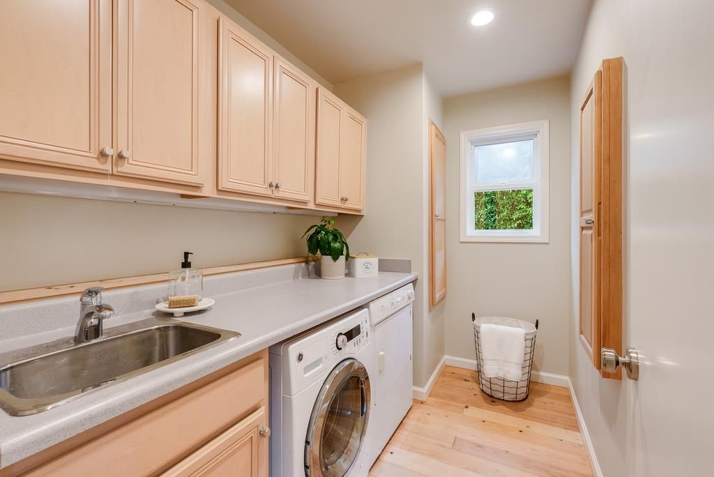 Interior, Recessed Lighting, Washer, Wood Texture Flooring