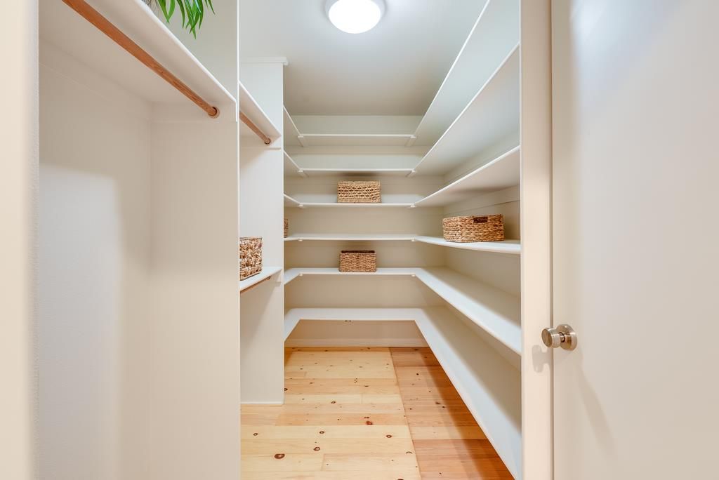 Interior, Walk-in Closets, Wood Texture Flooring
