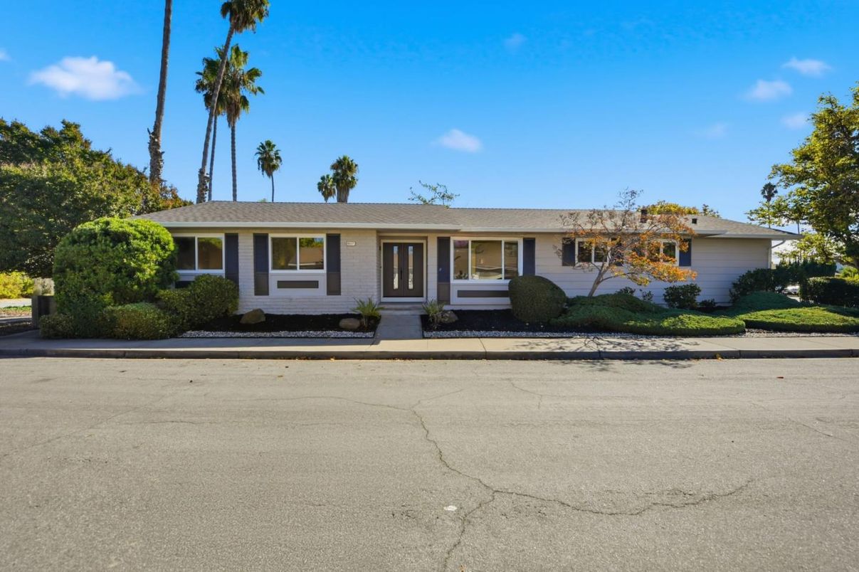 Exterior, Facade, Ranch