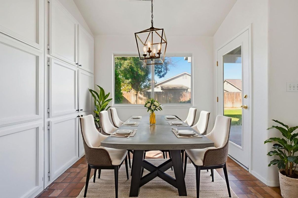 Chandelier, Dining room, Interior, Pendant Lights
