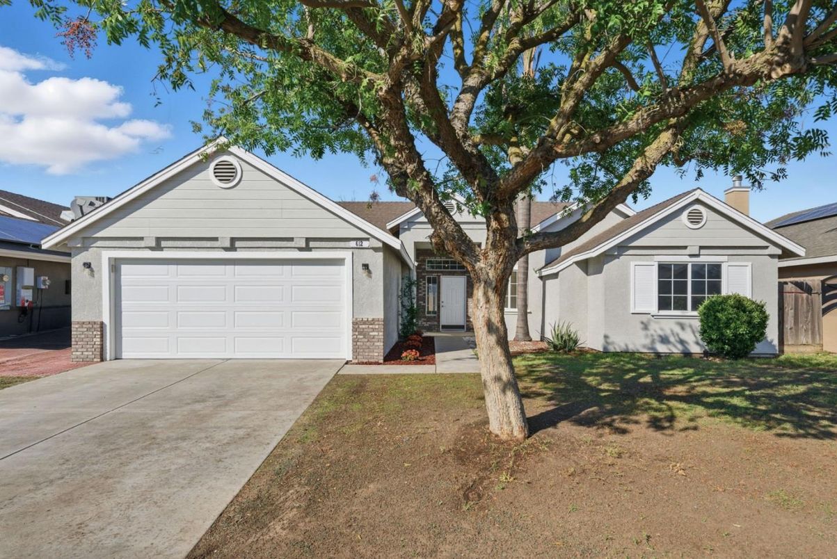 Attached, Exterior, Facade, Ranch