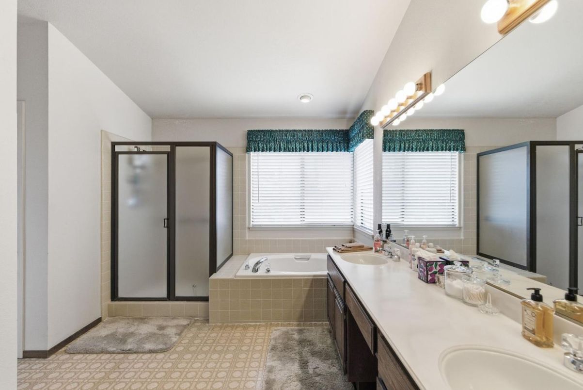 Bathroom, Dual Sink Vanities, Interior, Recessed Lighting