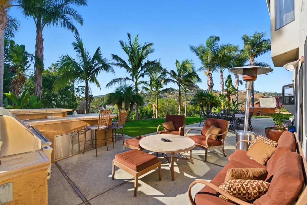 Exterior, Outdoor Kitchen