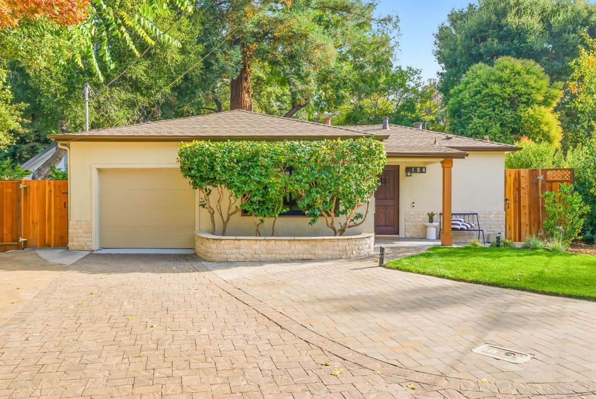 Attached, Exterior, Facade, Ranch