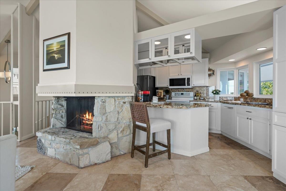 Fireplace, Interior, Kitchen, Recessed Lighting