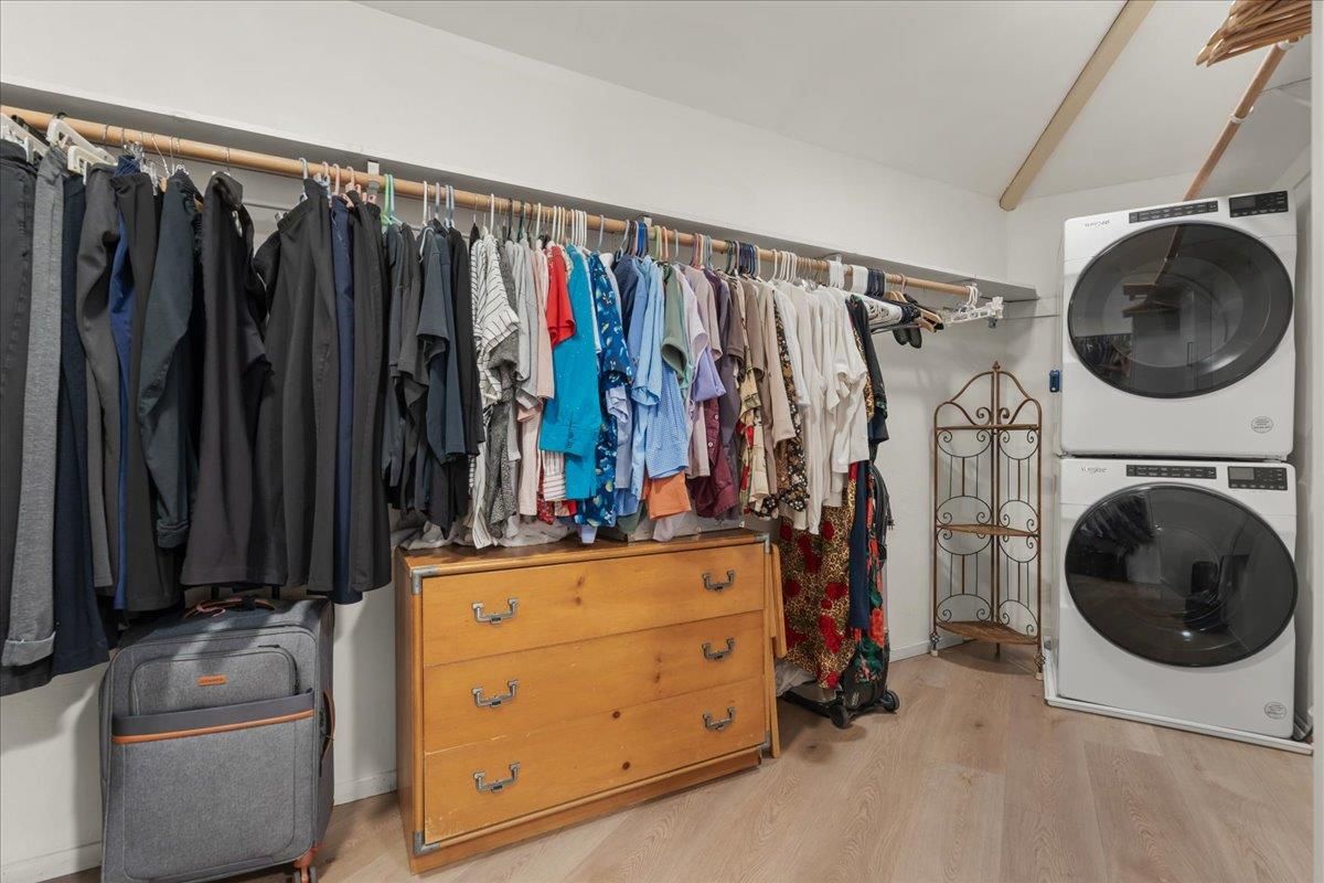 Interior, Walk-in Closets, Washer, Wood Texture Flooring