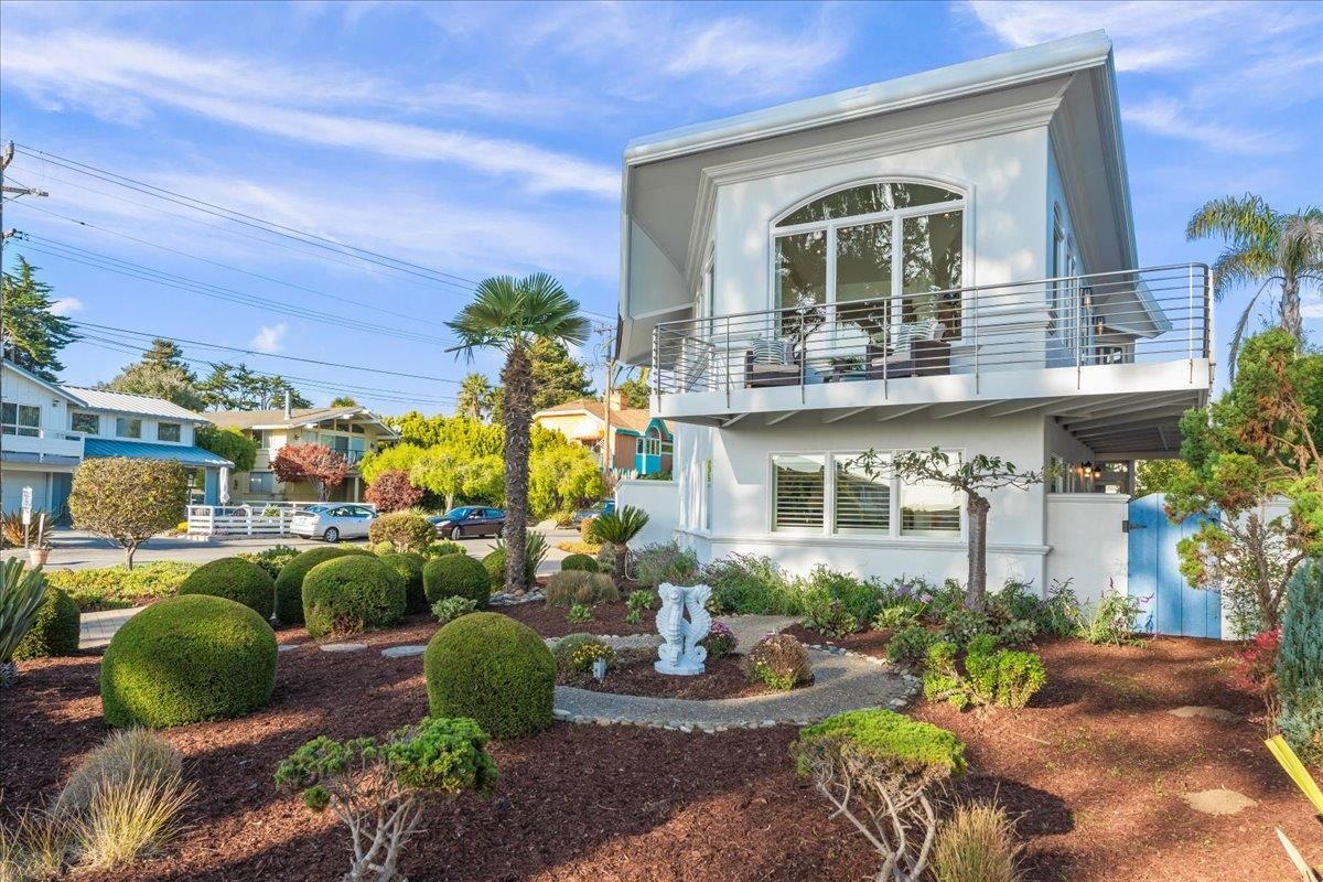 Backyard, Exterior, Facade, Modern