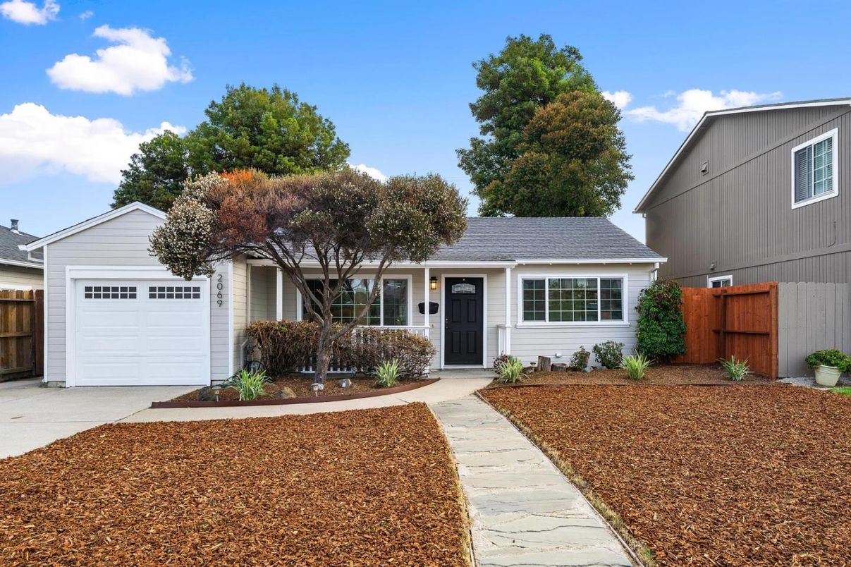 Attached, Exterior, Facade, Ranch