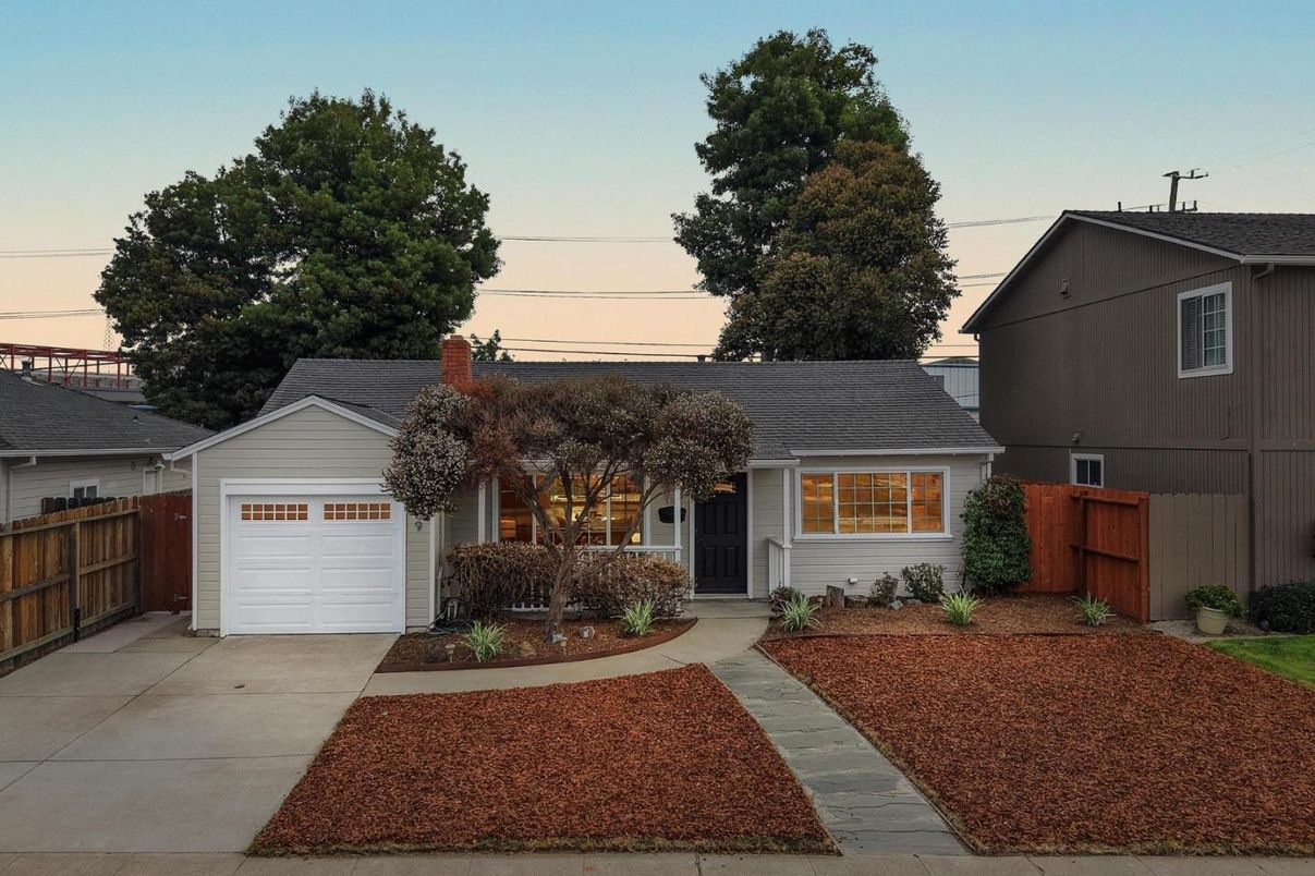 Attached, Exterior, Facade, Ranch