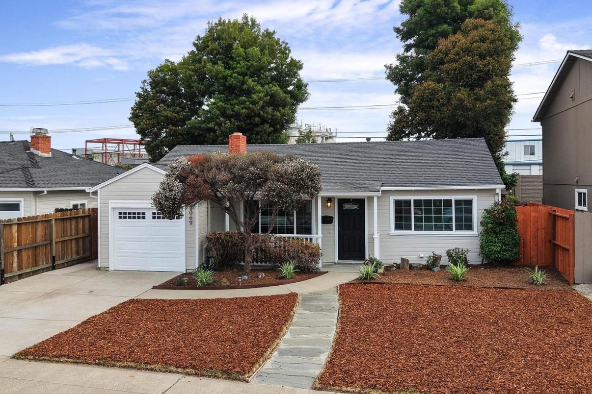 Attached, Exterior, Facade, Cape Cod