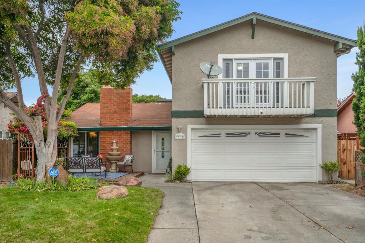 Attached, Exterior, Facade, American Craftsman