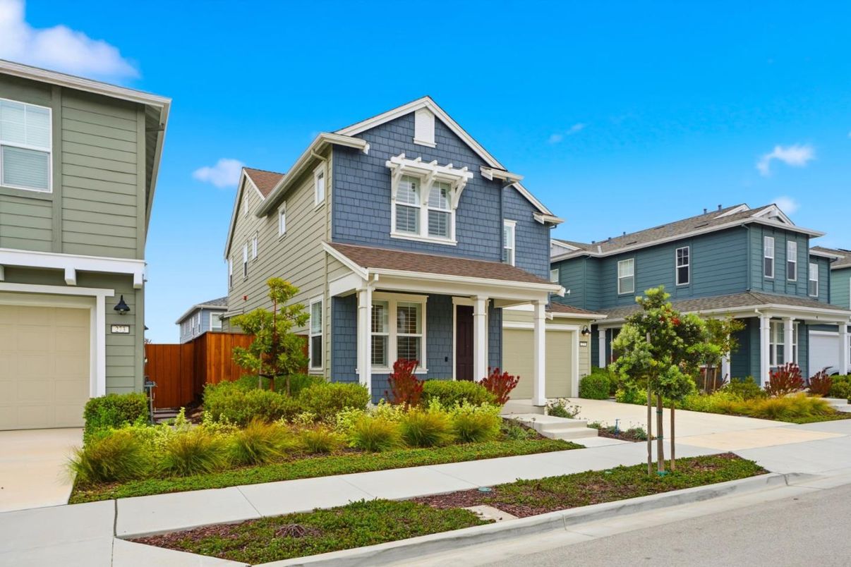 Attached, Exterior, Facade, American Craftsman