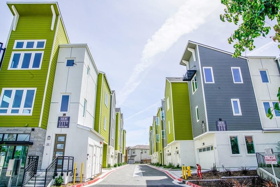Attached, Exterior, Facade, Rowhouse
