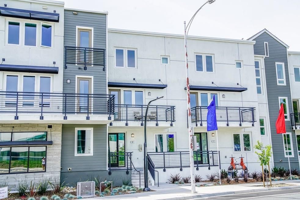 Exterior, Facade, Rowhouse