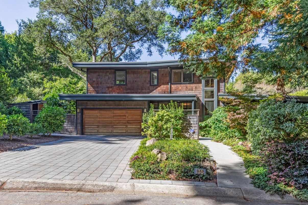 Attached, Exterior, Facade, Modern