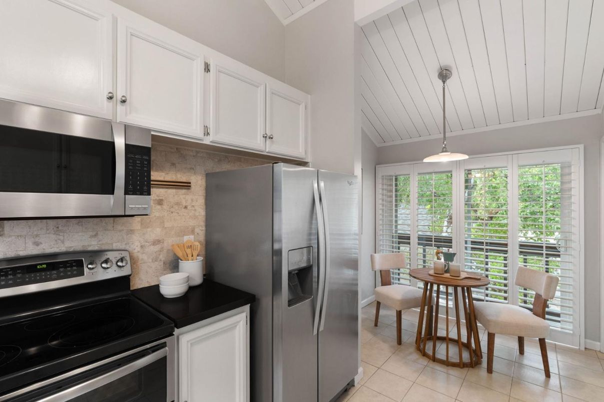 Dining room, Interior, Kitchen, Pendant Lights, Stainless Steel Appliances